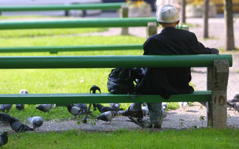 upokojenec v parku