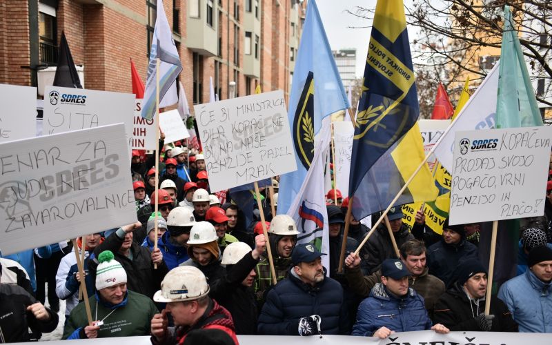 protest proti znižani prispevni stopnji za poklicne pokojnine2.jpg