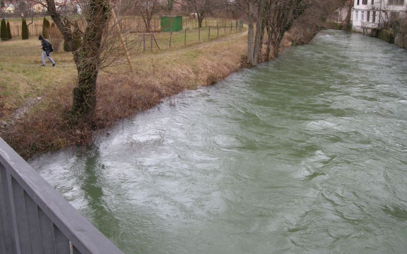 Reka Vipava je zaradi dežja zelo narasla.