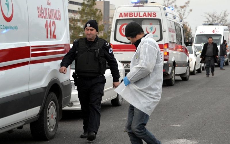 turški reševalci in policija po bombni eksploziji