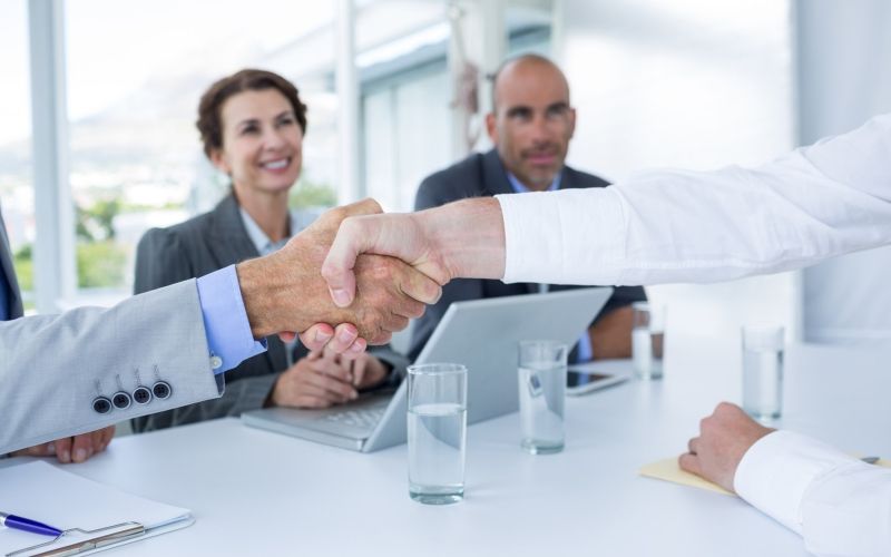 stisk roke, poslovni bonton.jpg