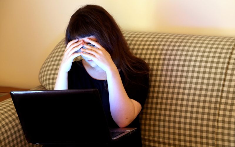 dekle, splet, nadlegovanje, bullying.jpg