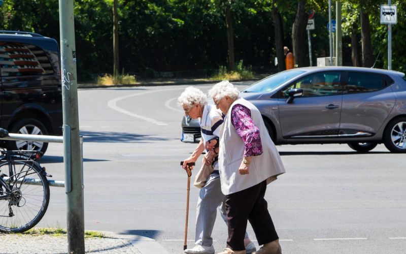 starostnik, starejsi gospe, prehod za pesce