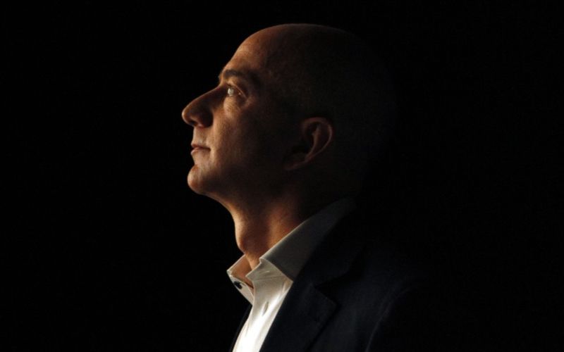 Dobrodelni Jeff Bezos bo podaril več kot 121 milijard dolarjev!