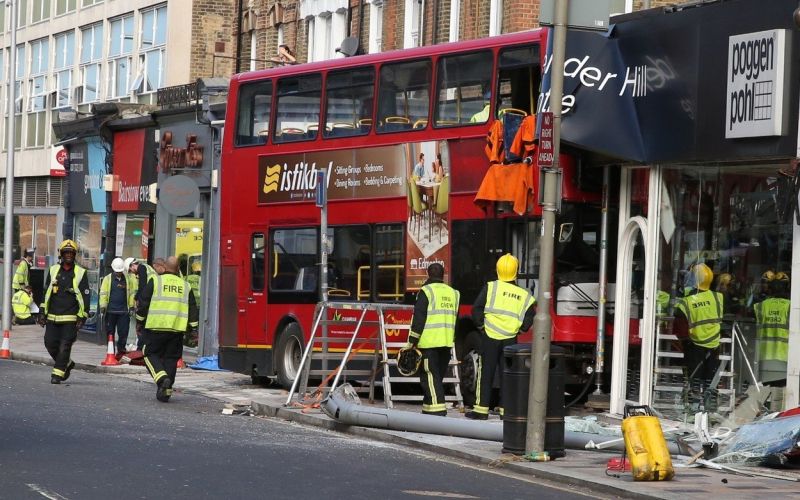 London, prometna nesreča dvonadstropnega avtobusa