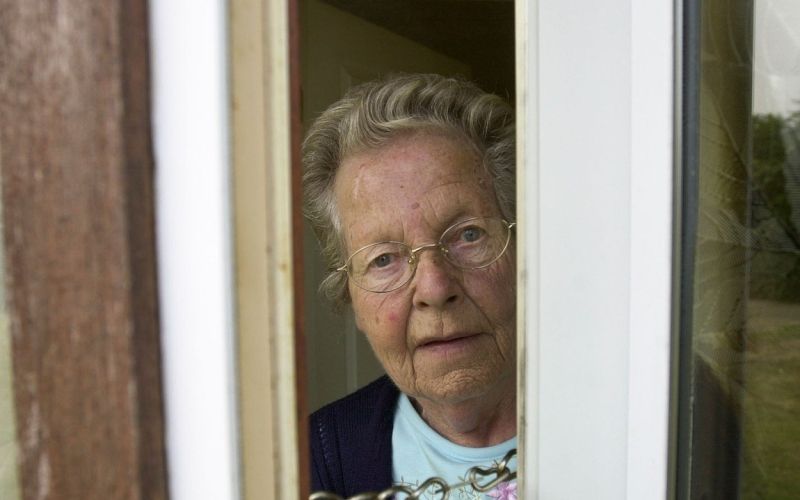 vrata, neznanec, obisk, starka, upokojenka