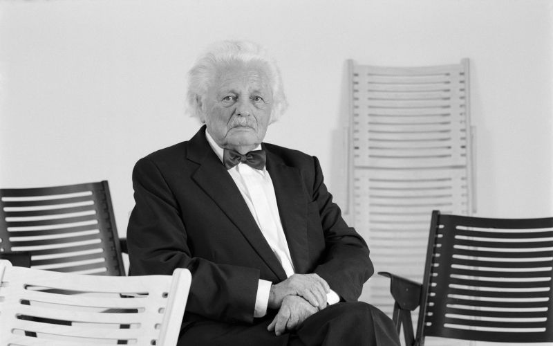 Slovenski oblikovalec prof. Niko Kralj je kot mlad arhitekt izdelal Kraljev Rex fotelj.jpg