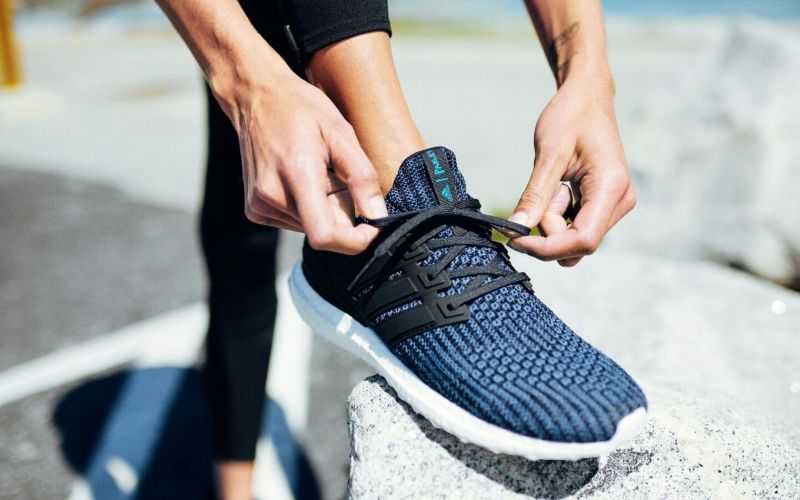 Zgornji del copata UltraBOOST Parley je opremljen z materialom Parley Oc....jpg