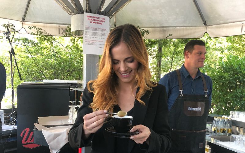 Nina Pušlar poskuša espresso, ki ga je pripravila.jpg