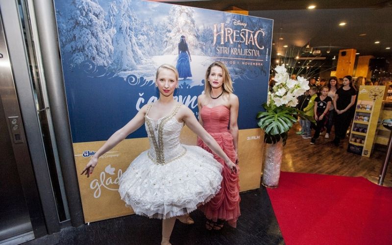 voditeljica Nina Kaludjerovič in balerina Urša Grm na premieri Hrestač in štiri kraljestva.jpg