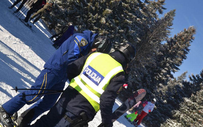 hrvaška policista, smučišče.JPG