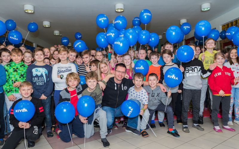 Rok Križan med otroki osnovne šole Antona Martina Slomška Vrhnika.jpg