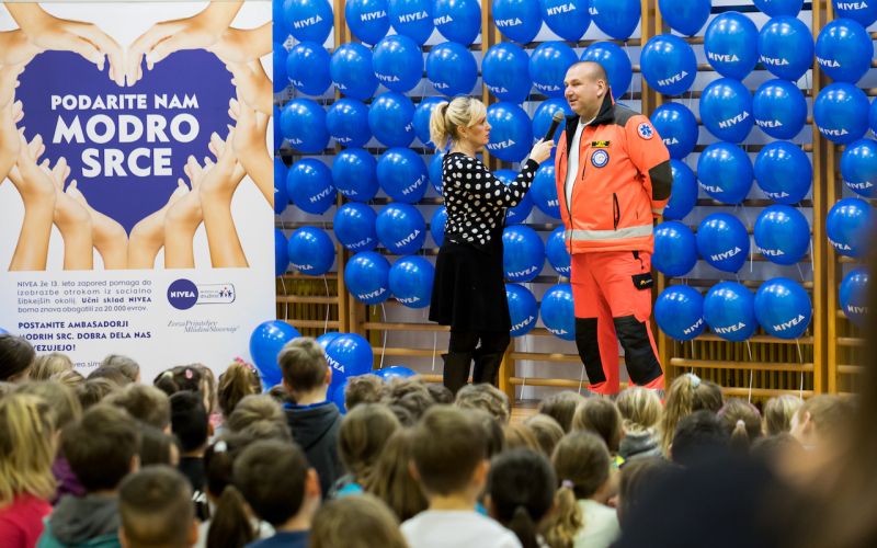 Reševalec Robert Sabol je otrokom osnovne šole Vič povedal marsikaj zanimivega o svojem delu.jpg