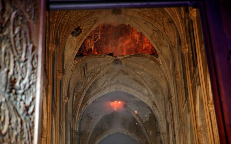 FOTO1 notre dame_požar_visoki stropi.jpg