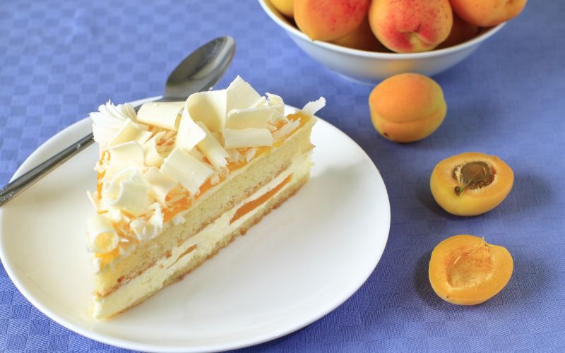 torta jogurt marelice dreamstime_xxl_57464466.jpg