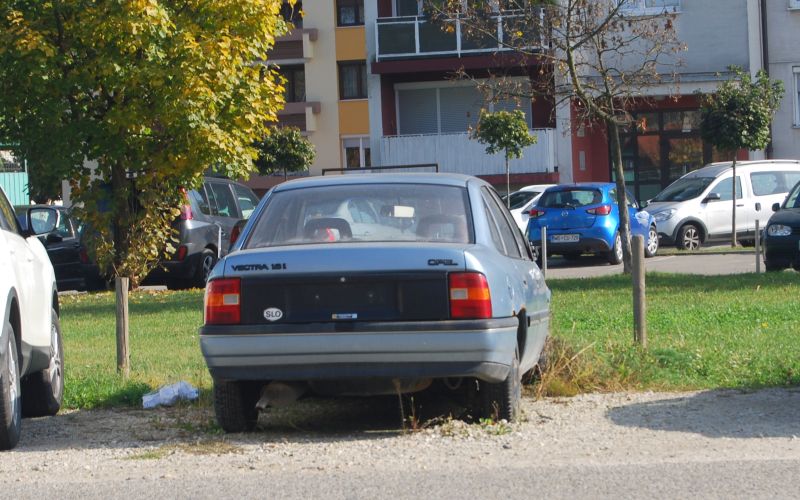 zapuščen avtomobil