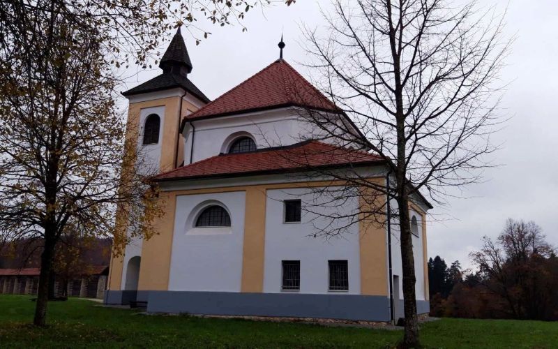 lansprez__kapela_in_v_ozadju_kamniti_kozolec__foto_lapego.jpg