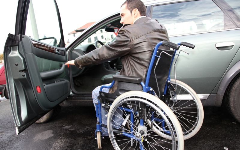 invalidski voziček, avto.jpg