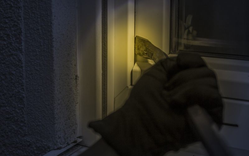 burglar-1678883_1920.jpg