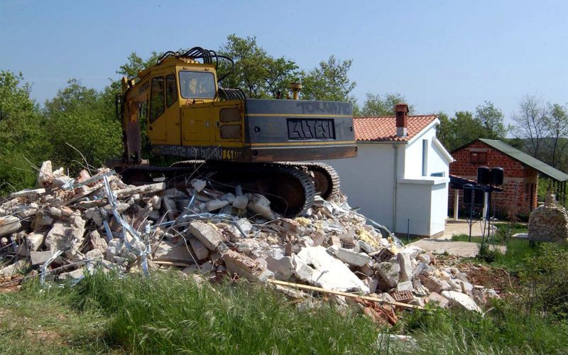 kavran, črna gradnja, rušenje, bager.JPG