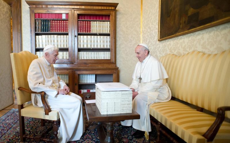 Benedikt XVI., papež Frančišek.jpg