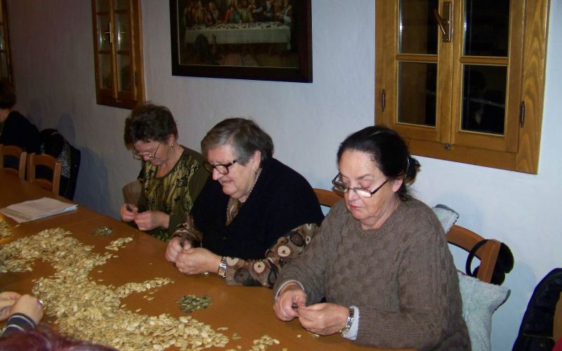 lipa, etnološki-večer, luščenje-bučnega-semena