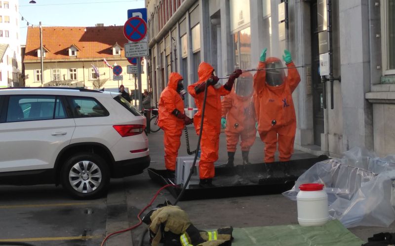 Pošiljka z neznanim prahom na sedežu SAB