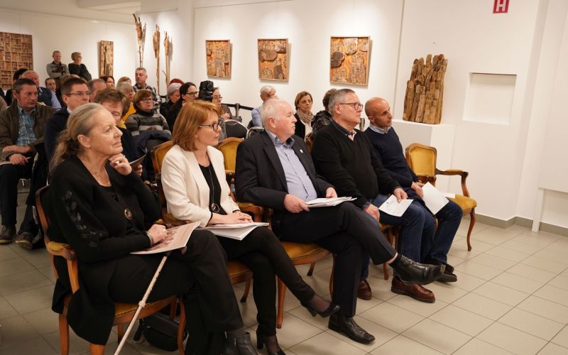 glst___razstava_utelesenje_casa__foto_alenka_strazisar_lamovsek__4_.jpg