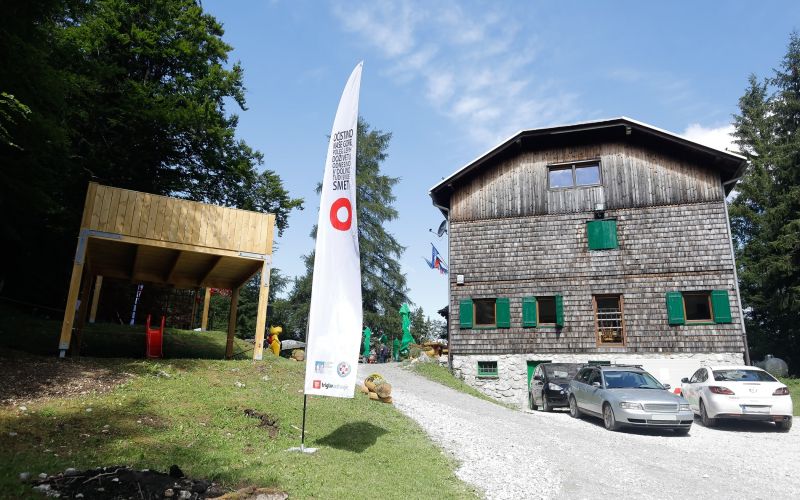 Akcija ONG novo sezono začenja s podelitvijo 150 gasilnih ampul 51 planinskim kočam.jpg