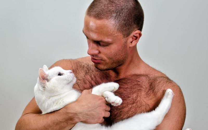 moški z mačko, moški, mačka,