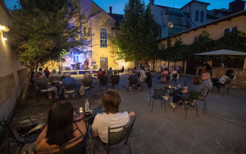 tonč-feining-trio, skrito-dvorišče, koncert