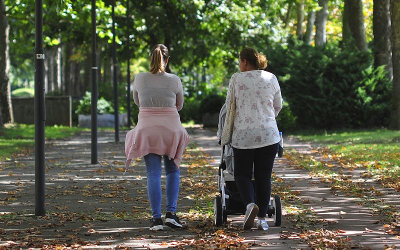 socialna distanca koronavirus sprehod otrok mama vozicek bobo.JPG