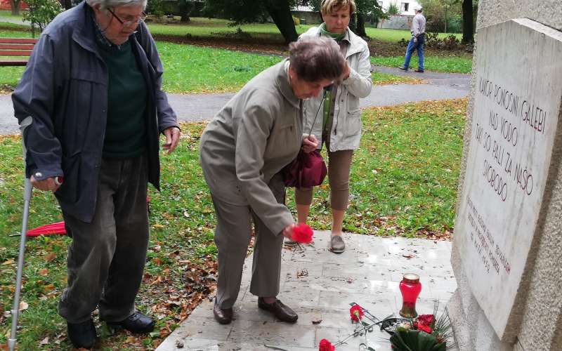 prosvetni-delavci, položitev-cvetja