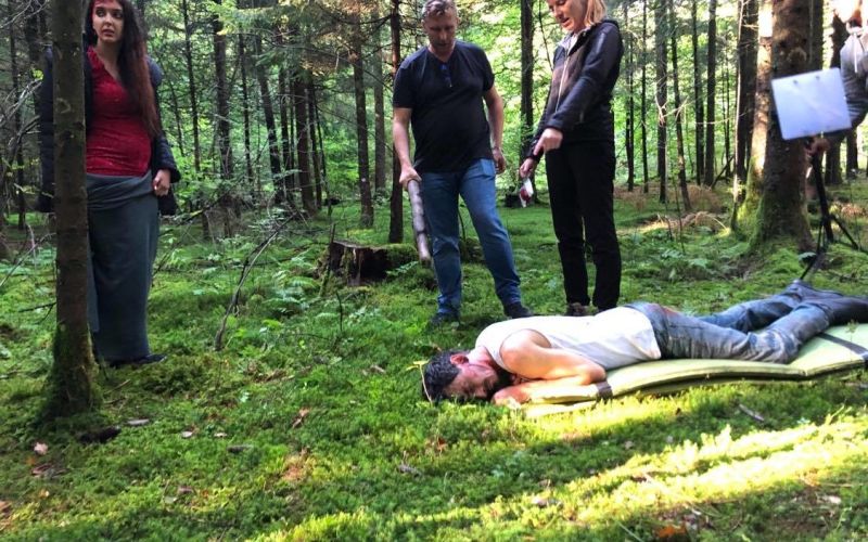 dejan babosek, jama - V gozdu s tremi igralci bi moral biti kratki film, a se je hitro razvil v celo