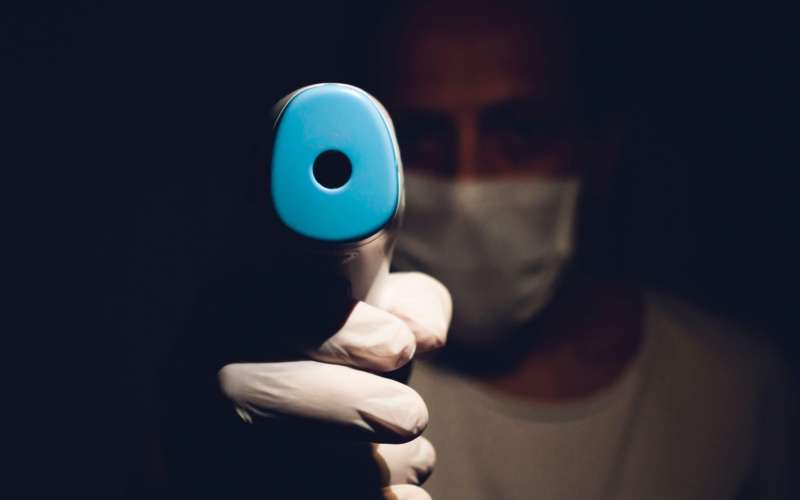 koronavirus, zdravstveni delavec, termometer.jpg