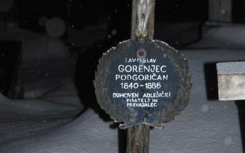 kriz_na_adlesiskem_pokopaliscu1.jpg