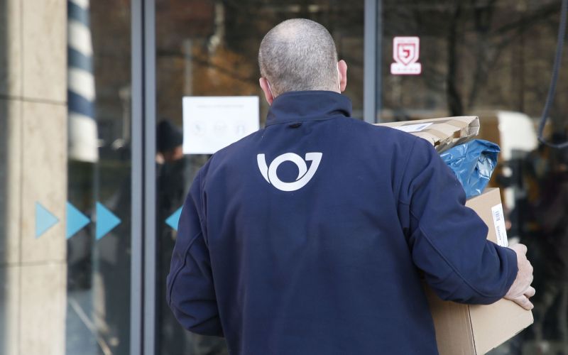 poštar, pošta, dostava, paket.JPG