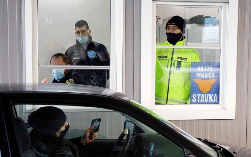 policist, mejni prehod fernetiči.jpg
