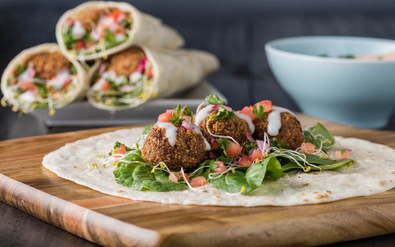 FALAFEL Z OREHI IN TZATZIKIJEM