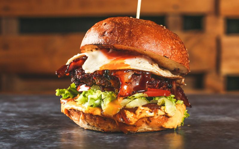Burger s slanino, jajcem in solato.jpg