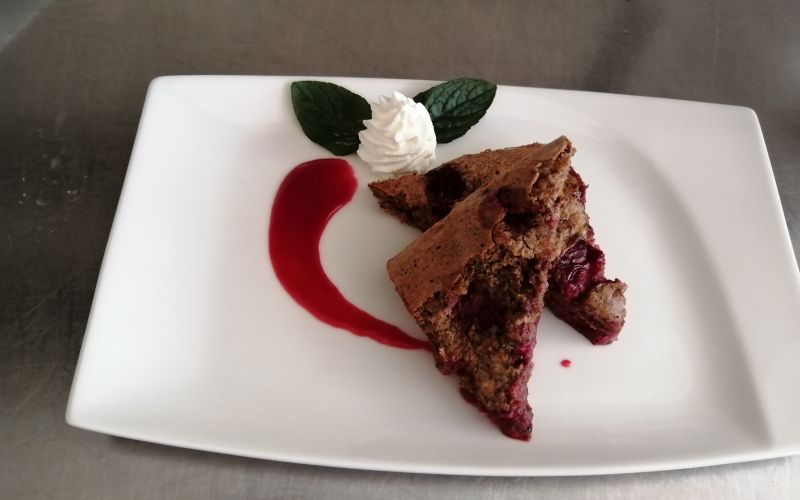 Ajdov biskvit z višnjami.jpg