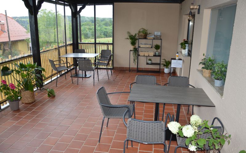 oštarija-pri-kapelici, andrejci, družina-bencak, maša-in-urška-bencak