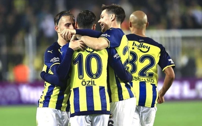 zajc ozil fenerbahce.jpg