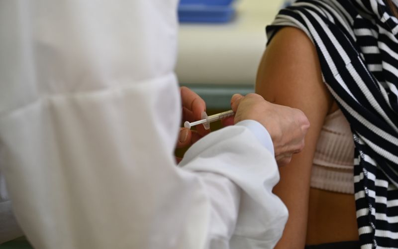 cepljenje, otroci, covid-19, cepivo, pediatrična-ambulanta, čakalnica, pfeizer, kartoteke, zdravnica