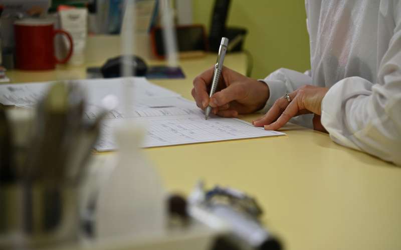 cepljenje, otroci, covid-19, cepivo, pediatrična-ambulanta, čakalnica, pfeizer, kartoteke, zdravnica