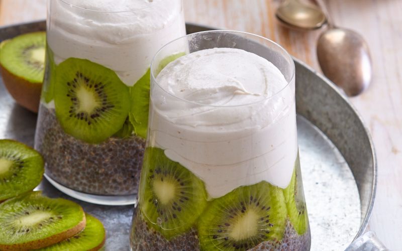 Chia puding s smoothijem iz kivija in banane.jpg