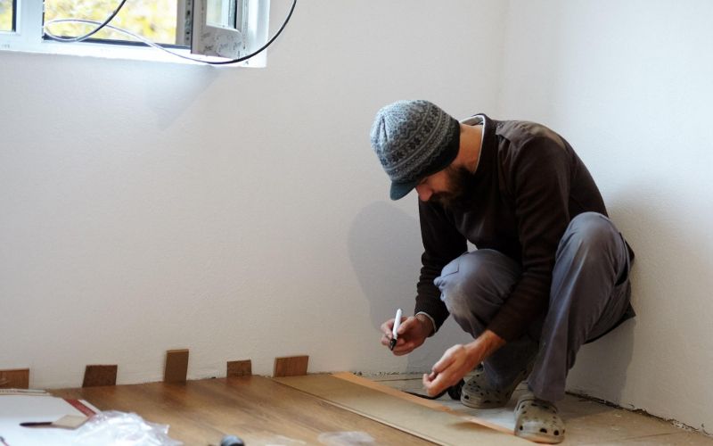 obrtnik, polaganje oblog, delavec.jpg