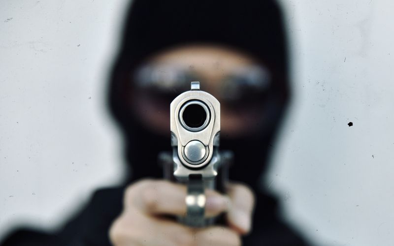 ropar pistola.jpg