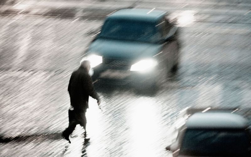 pešec, avto, promet.jpg