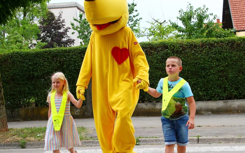 Na prvih poteh v šolo bo za otroke (po)skrbel tudi kuža Pazi_foto Barbara Zajc.JPG